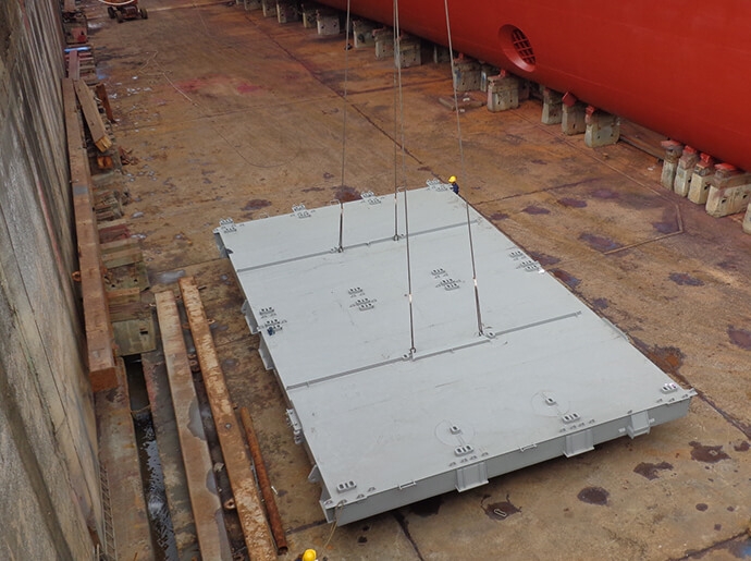台船艙蓋板裝卸 - 永塑集團港口船舶裝卸