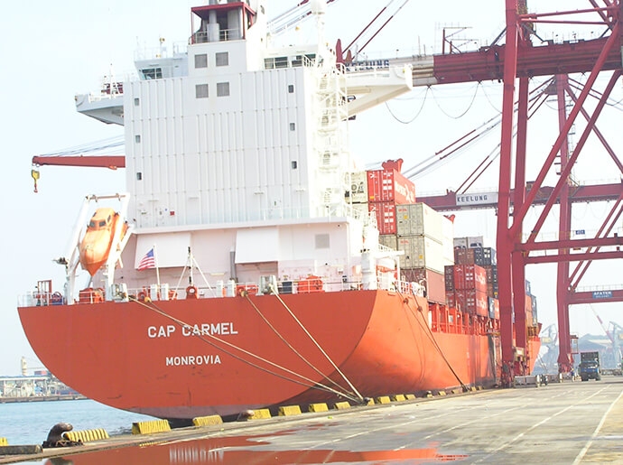貨櫃裝卸 - 永塑集團港口船舶裝卸